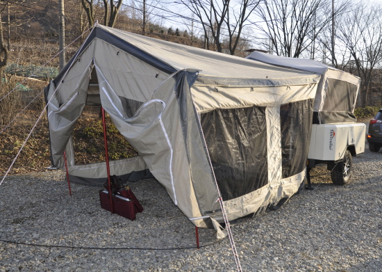  일반텐트와 달리 편안한 잠자리와 안락함을 선사하는 텐트레일러는 무게도 가볍고 크기도 작아 연결 장치만 설치하면 어느 차량이나 견인이 가능하다. Ⓒ 프라임경제