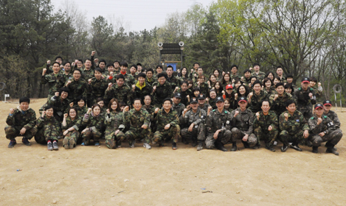  제니엘 전 임&middot;직원은 상반기 워크숍을 위해 경기도 양주에 위치한 25사단을 찾아 병영체험의 시간을 가졌다. = 김경태 기자