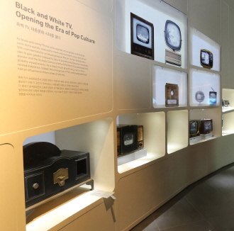  초기 흑백TV들을 모아놓은 전시공간. 세계 각국에서 희귀한 전시물들을 망라해 놓아 전자산업의 발전상을 살펴볼 수 있는 귀중한 자료로써 가치가 높다. ⓒ 삼성전자