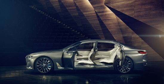  BMW가 선보인 'BMW 비전 퓨처 럭셔리 콘셉카'는 BMW가 오랜 기간 추구해온 럭셔리 세단의 통찰력을 미래지향적인 새로운 시각으로 구현했다. Ⓒ BMW코리아
