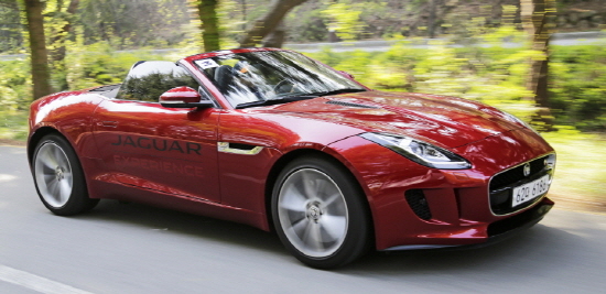  재규어 F-타입은 '세상에서 가장 아름다운 스포츠카'로 불리던 E-타입 후속 모델로, 40년 간 멈춰 있던 재규어의 레이싱 DNA를 담아내면서 국내외 시장에서 큰 호응을 얻고 있다. Ⓒ 재규어랜드로버 코리아