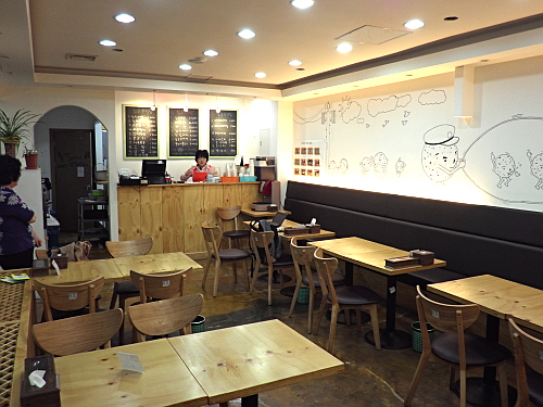 청춘 주먹밥은 메뉴 개발에서부터 음식을 주문받고, 만들고, 서빙하는 부분까지 60세 이상 어르신들이 도맡고 있다. = 노병우 기자