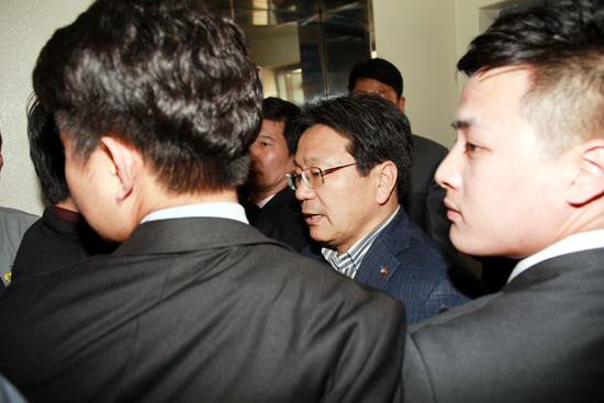  새정치민주연합 광주시당 공천관리위원회 회의에 참석하려는 강기정 의원을 당원들이 제지하고 있다. =김성태 기자
