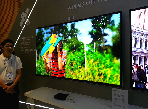  KT 올레스퀘어 전시관에서 KT 직원이 UHD TV에 대해 설명하고 있다. ⓒ 프라임경제