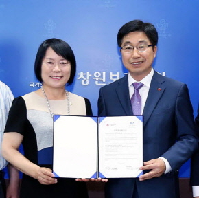  황윤철 경남은행 본부장(사진 우측)이 전외숙 창원보훈지청장과 '사회봉사 협약' 체결 후 기념촬영을 하고 있다. ⓒ 경남은행