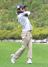 방송인 김국진이 드라이버샷을 날리고 있다. 김씨는 더좋은세상 골프대회 매 회마다 빠짐없이 참석해 어려운 아이들을 돕는데 앞장서고 있다. ⓒ 더좋은세상