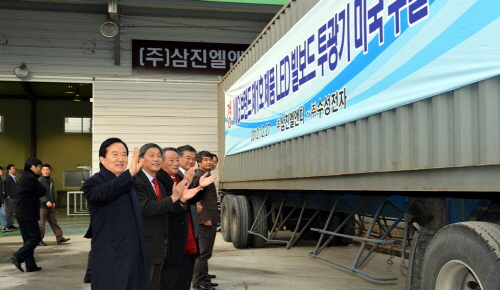  강운태 후보는 현직 시장으로서, 광주를 LED 수출 전략기지로 발전시키려는 구상에 착수해 적잖은 성과를 거두는 등 광주의 경제적 발전에 노력을 기울여 왔다. ⓒ 광주광역시