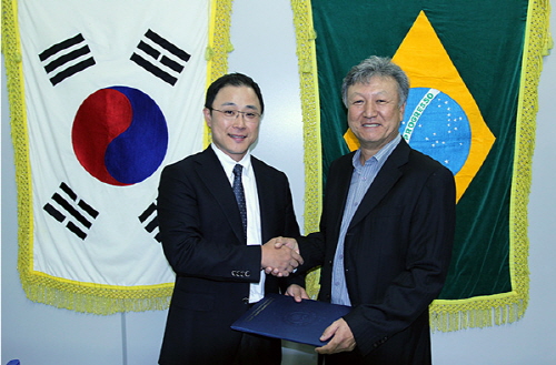  업무협약을 체결한 후 악수하는 김재현 대표(좌)와 방은영 회장. ⓒGSM