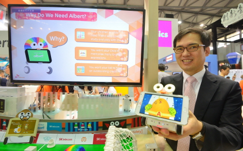  12일 중국 상하이에 열린 MAE에서 기자들과 만난 박철순 SK텔레콤 컨버전스사업본부장은 교육용 로봇 '알버트'를 비롯한 스마트 앱세서리가 해외에 진출한다고 밝혔다. ⓒ SK텔레콤