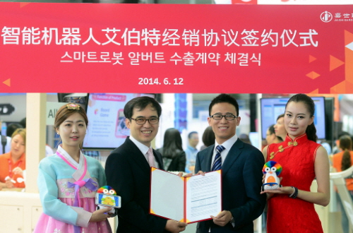  박철순 SK텔레콤 컨버전스사업본부장(왼쪽부터 두번째)과 조서 JSD 총경리(왼쪽부터 세번째)가 스마트로봇 '알버트' 공급계약을 체결했다. ⓒ SK텔레콤