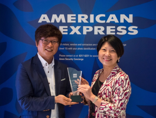임성식 마케팅본부장(사진 왼쪽)이 아멕스카드 아시아지역 대표 스추 수석 부사장(Siew Choo, Senior Vice President)으로부터 '아멕스 혁신 상품상'을 수상하고 있다. ⓒ 하나SK카드