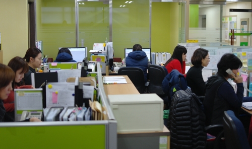  '비전이 없는 것 같다, 월급이 너무 적다, 감정 노동이다' 등 고질적인 문제에 상담사들이 고통받고 있다. = 하영인 기자
