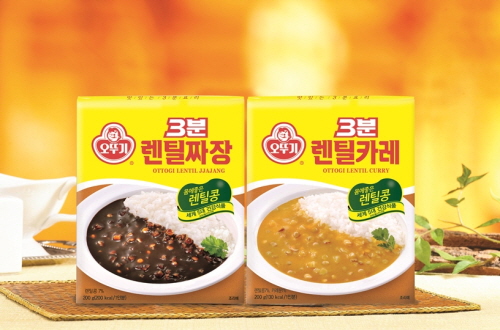  오뚜기는 70%란 압도적인 시장 점유율로, 업계 1위를 여전히 수성 중이다. 이는 지속적인 신제품 출시와 고객 신뢰를 바탕으로 한 결과로 풀이할 수 있다. 사진은 지난 5월15일 출시한 '3분 렌탈카레', '3분 렌탈짜장'. ⓒ 오뚜기