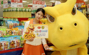 대원미디어의 곤은 외국 원작을 발굴, 우리가 세계적인 애니메이션으로 제작한 경우다. 기획력의 힘을 보여준 사례인 동시에 다양한 캐릭터 연계에도 성공했다는 점에서도 눈길을 끈다. 사진은 곤 캐릭터를 살려 상품을 낸 롯데칠성음료의 홍보사진. ⓒ  롯데칠성음료