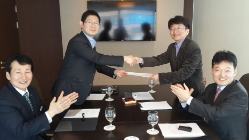  지난해 2월 설립된 IT협동조합은 우수한 IT인력을 바탕으로 최근 굵직한 사업을 연속 수주하면서 질적&middot;양적 성장을 거듭하고 있다. 사진은 올해 4월 국내 대형호텔과 업무협약 체결 장면. ⓒ IT협동조합