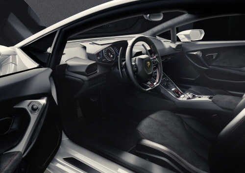 우라칸 LP 610-4의 실내는 전투기 조종석을 연상케 하는 혁신적인 기술과 디자인이 적용됐으며 ,최고급 소재인 나파 가죽과 알칸타라가 적용됐다. ⓒ 람보르기니