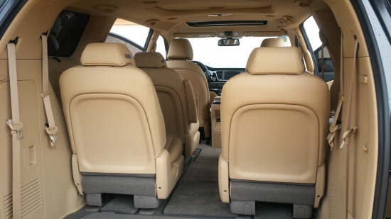  실내 공간은 휠베이스(3060㎜)가 기존 모델보다 40㎜나 확장되면서 모든 좌석 무릎 공간이 넓어졌으며, 또 2열과 3열 가운데 보조시트가 없어(9인승 기준) 이동도 여유로워졌다. = 전훈식 기자