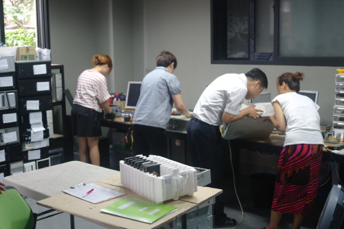  피플앤컴에서 기증받은 중고컴퓨터를 점검, 재조립하는 작업을 진행 중이다. 이곳은 현재 3명의 결혼이주민 직원을 고용 중이다. = 임혜현 기자