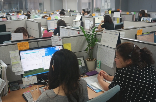  한국주택금융공사 콜센터 내부 전경. 수습생 지도&middot;교육이 한창이다. = 하영인 기자