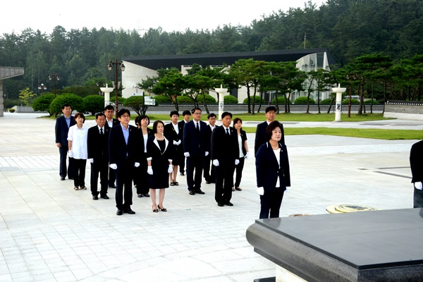 광산구의원들이 21일 국립 5&middot;18민주묘지를 합동 참배했다. ⓒ 광산구의회