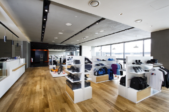  '라이프 스타일 샵'에서는 다양한 BMW와 MINI, BMW 모토라드 라이프 스타일 제품은 물론, 특별한 드라이빙 센터 아이템도 구매할 수 있으며, 그 옆에 마련된 '이세타 바'에서 가벼운 음료와 스낵을 즐길 수 있다. ⓒ BMW 그룹 코리아