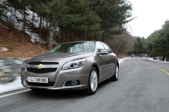  지난 3월 출시된 말리부 디젤 모델에 대한 폭발적인 시장 반응과 더불어 가솔린 모델까지 그 판매가 증가했다. 남성적인 외관을 풍기는 전체적인 디자인은 디젤 모델과 큰 차이가 없다. Ⓒ 한국GM