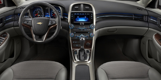  말리부 가솔린 모델 내부 인테리어는 센터페시아에 정렬된 다이얼이 심플한 느낌을 선사하는 동시에 중앙 콘솔박스 후면에 2열 에어벤트(통풍구)를 새롭게 적용해 2열 탑승자에 대한 세심한 배려도 아끼지 않았다. Ⓒ 한국GM