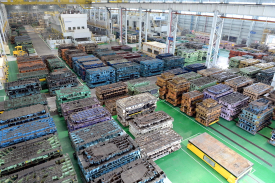  현대파텍스는 다품종 소량생산이 가능한 연속 컨베이어 방식의 도포장 라인을 갖췄으며, 1차 제품부터 완성품까지 한 곳에서 생산이 가능해 제조원가 절감과 품질 향상을 꾀할 수 있다. ⓒ 현대파텍스