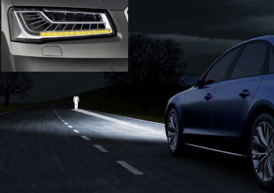  아우디가 A8에 세계 최초로 적용한 '아우디 매트릭스 LED 헤드라이트'는 25개로 나눠진 고광도 LED 램프가 상황에 따라 유기적으로 작동하는 것이 특징이다. Ⓒ 아우디 코리아