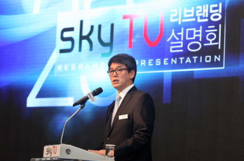  스카이TV는 김영선 스카이TV 대표이사를 비롯해 스카이TV 신규 프로그램에 출연하는 영화평론가 김태훈&middot;배우 홍수아&middot;레인보우의 노을이 참석한 가운데 방송인 서경석씨 사회로 리브랜딩 설명회를 개최했다. ⓒ 스카이TV