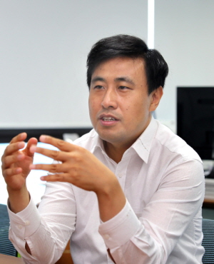  구성현 LG유플러스 BS본부 데이터사업담당은 평촌 IDC에 대해 설명하고 있다. 평촌IDC는 아시아 최대 규모의 데이터 센터로 LG유플러스가 내년 7월 1차 준공을 목표로 구축하고 있다. ⓒ LG유플러스