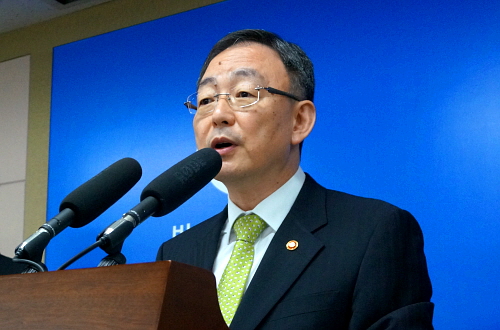  최성준 방송통신위원장은 논란의 중심인 700MHz 대역에 대해 미래부와 차관급 정책협의회를 구성해 결론을 도출하겠다고 4일 밝혔다. ⓒ 프라임경제