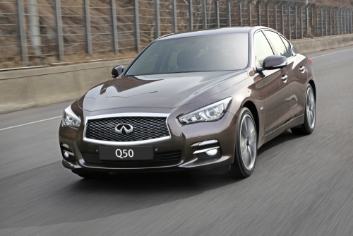  인피니티 Q50 2.2d는 브랜드 대표 콘셉트 카 트릴로지(Concept Car Trilogy)의 DNA를 계승했으며, 넓은 전폭과 낮은 전고가 특징인 '와이드 앤 로우(Wide & Low)' 스타일을 바탕으로 뛰어난 비율과 함께 공격적이고 스포티한 외관을 구현했다. ⓒ 인피니티
