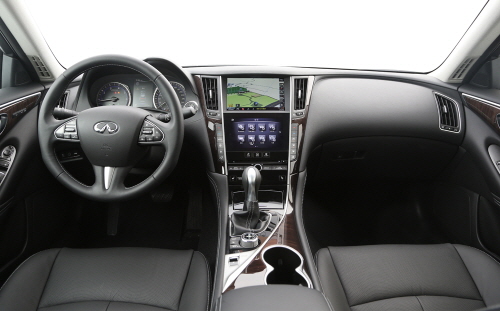  인피니티 Q50 2.2d는 정교한 느낌의 알루미늄 실내 트림, 16세기 옻 페인팅 기법을 대표하는 메이플 우드 트림을 적용해 한층 고급스러운 분위기를 자아낸다. 특히 Q50 2.2d 실내 공간은 '운전으로의 초대(Invitation to drive)'라는 콘셉트를 바탕으로 설계됐다. ⓒ 인피니티