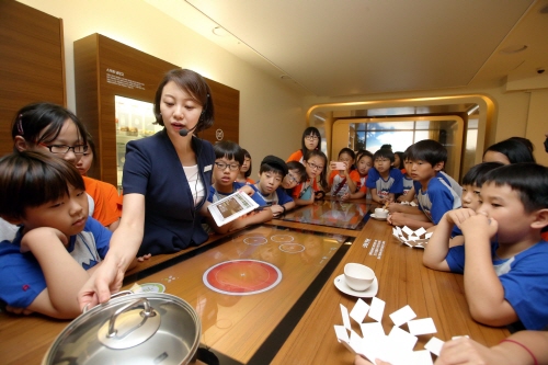  지난 5일 대우건설 직원 자녀들이 대치동에 위치한 주택문화관 '푸르지오 밸리'에서 스마트 주방설비에 대한 설명을 듣고 있다. ⓒ 대우건설