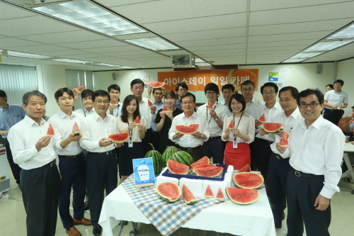  이근포 한화건설 사장(가운데)이 임직원들과 함께 수박을 먹으며 노고를 격려했다. ⓒ 한화건설
