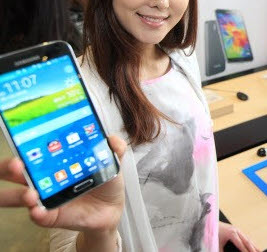  너무 많은 타깃을 추격하려 하면 타깃이 없는 것이나 마찬가지다? 삼성전자의 IM 전략이 글로벌 시장에서 거센 도전을 받고 있는 가운데, 이 같은 비판이 제기돼 눈길을 끈다. 사진은 삼성전자의 갤럭시s5 출시 당시 장면. ⓒ KT