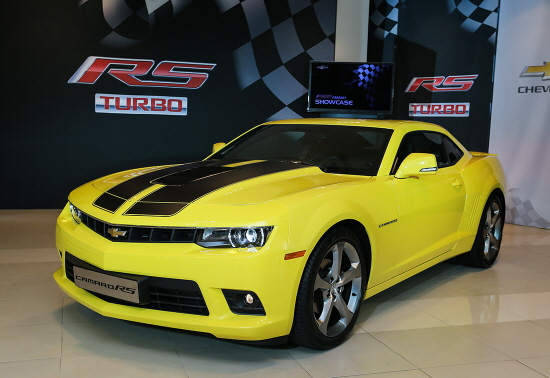  날렵함과 스포티함을 가득 담은 외관 디자인은 마치 슬림하게 잘 빠진 야생마를 연상시켰으며, 톡톡 틔는 노란색 색상은 카마로의 존재감을 더욱 향상시키기에 충분했다.  Ⓒ 한국GM