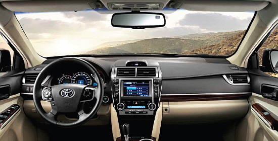  캠리 하이브리드의 외관 디자인은 전체적으로 직선이 가미된 스타일이며, 내부 디자인은 고급스러움이 강조된 것 보다는 실용성에 초점을 둔 느낌이 강하다. ⓒ 한국토요타