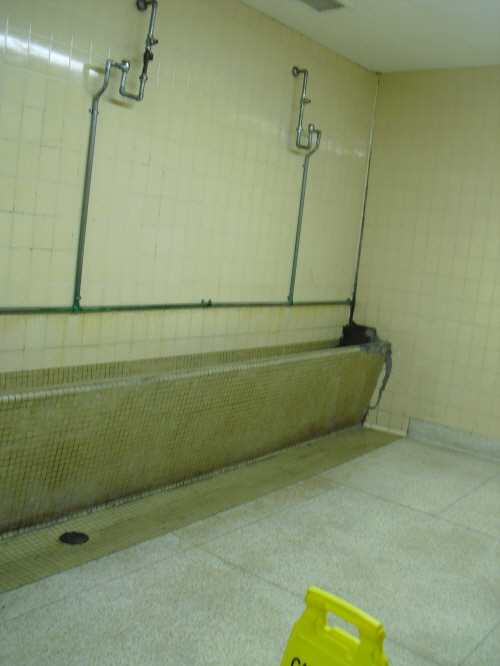  미국 로스엔젤레스 메모리얼 스포츠 아레나 내부의 남자 소변기. = 임혜현 기자