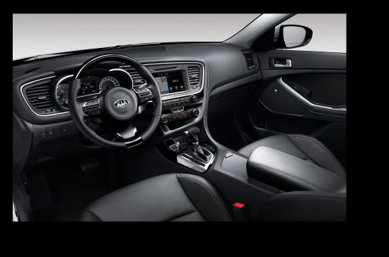  센터페시아는 운전석 중심으로 기울어진 비대칭형으로 제작됐으묘, 모니터를 비롯한 버튼들은 조작 편의성이 극대화됐다. Ⓒ 기아자동차