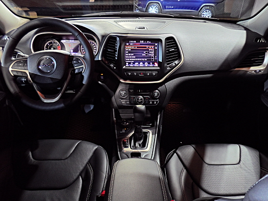  올 뉴 체로키 실내에는 한국어 음성 인식 기능이 있는 8.4인치 터치스크린 유커넥트 멀티미디어 커맨드 센터를 비롯해 즐거운 사용자 경험을 제공하는 직관적이고 스마트한 편의장치가 적용됐다. = 노병우 기자