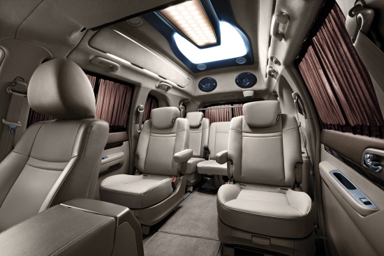  투리스모 2&middot;3열 시트는 폴딩 시 이동 중 회의테이블로 활용할 수 있으며, 장거리 여행 시 간식을 즐길 수 있는 간이식탁으로 이용 가능하다. 4열 시트의 경우 더블 폴딩하면 더욱 넓은 적재 공간을 확보할 수 있다. ⓒ 쌍용자동차