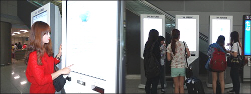  인청공항에 설치된 KIOSK를 이용해 세금을 환급받는 모습. ⓒ KTIS