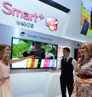 모델들이 스마트 TV를 시연해 보이고 있다. Ⓒ LG전자