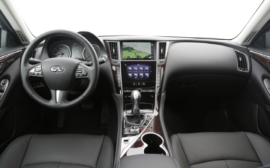  인체공학적 설계로 실용성과 고급스러움을 동시에 만족시킨 Q50 실내는 브랜드 고유의 '더블 웨이브' 디자인으로 인해 앞좌석 탑승자들에게 넉넉하고 독립적인 공간을 제공한다. Ⓒ 한국닛산