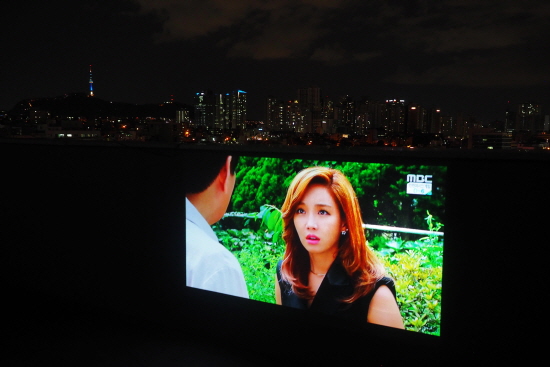  LG전자 미니빔TV PW700을 옥상 벽면에 비춘 모습. HD TV 수신을 지원하기 때문에 DTV 안테나만 있으면 TV 수신이 가능하다. ⓒ 웰컴