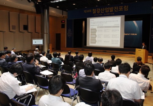 이날 포럼 첫 번째 발표자 이원주 AT Kearney 대표가 '글로벌 트렌드 및 한국 철강산업의 대응'이라는 주제 발표를 하고 있다. ⓒ 한국철강협회