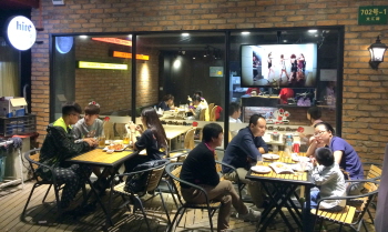  '오빠치킨'은 한국 치맥을 콘셉트로 올해부터 상해 지역에서 영업을 시작한 치킨 프렌차이즈 업체다. 상해 대학가에 있는 한 업소에서 중국 소비자들이 치맥을 즐기고 있다. ⓒ 하이트진로