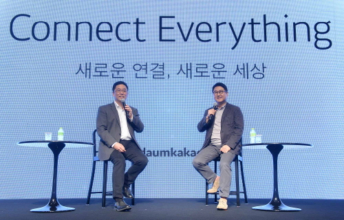  최세훈(왼쪽)&middot;이석우 다음카카오 공동대표가 1일 열린 출범 기자간담회에서 다음카카오 비전에 대해 답하고 있다. ⓒ 다음카카오